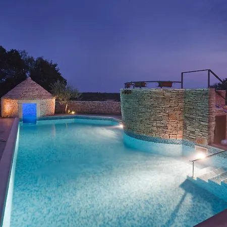 Vikendica House *