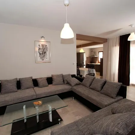 Vikendica House *